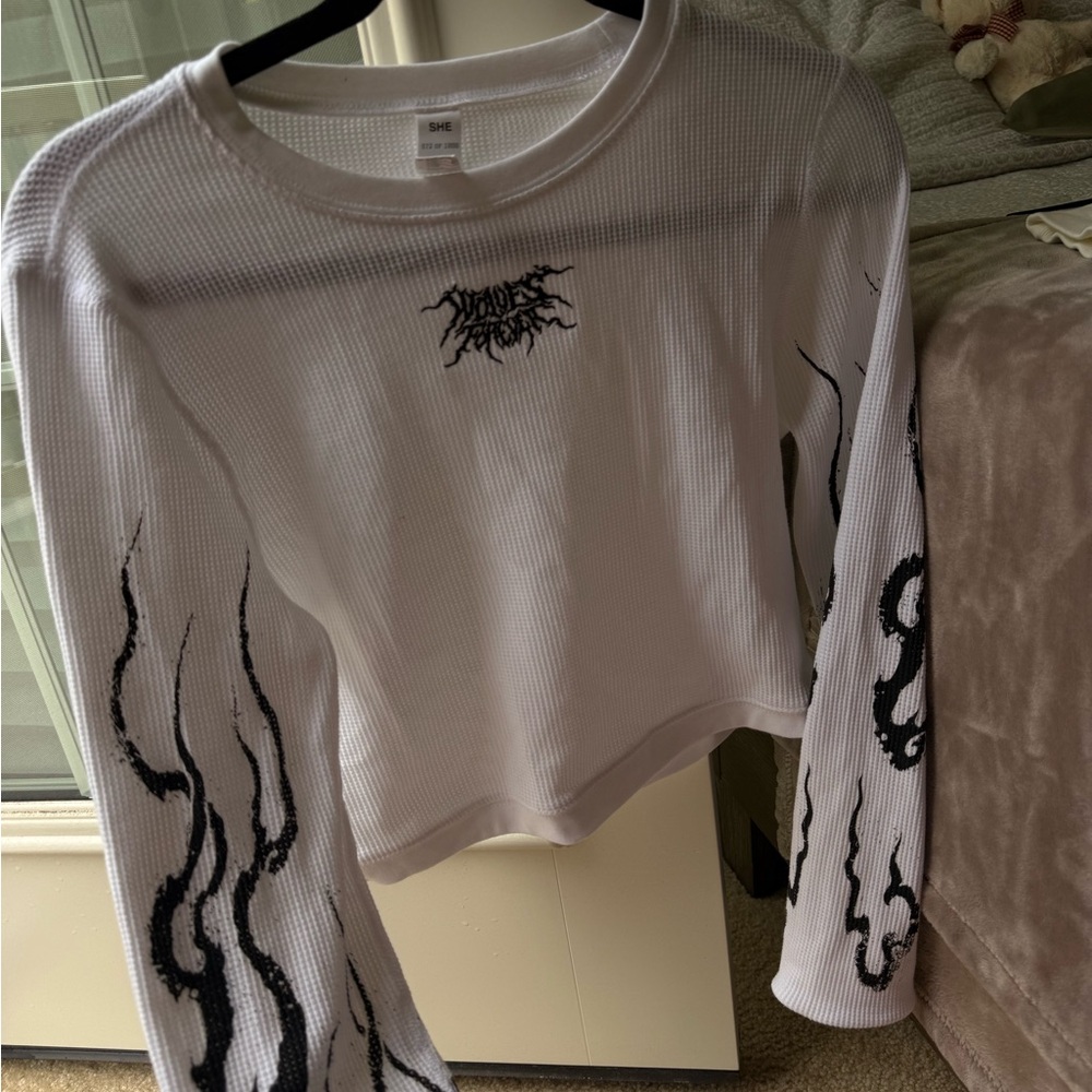 DARC SPORT White Waffle-Knit Cropped Tee with Black Flame Graphics